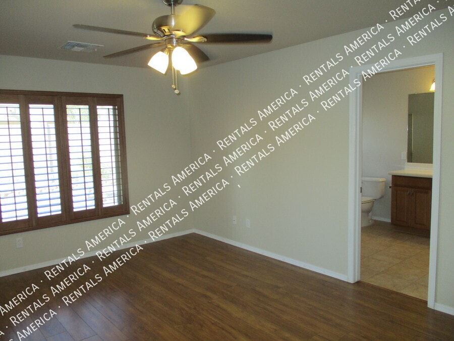 Building Photo - 1364 E Martha Dr