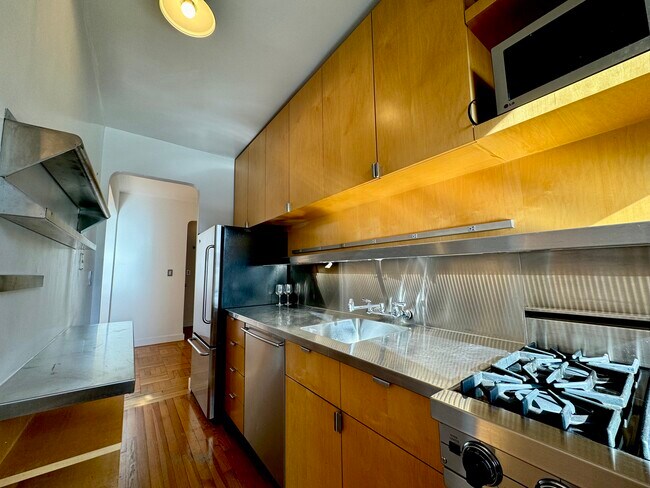 Building Photo - 255 W 23rd St