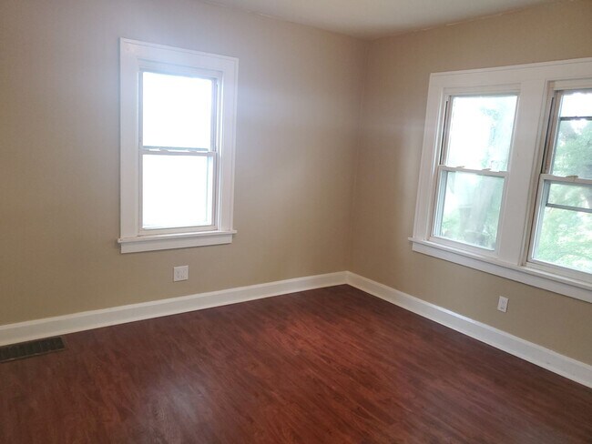 Building Photo - Three Bedroom Two Bathroom Three Fireplaces