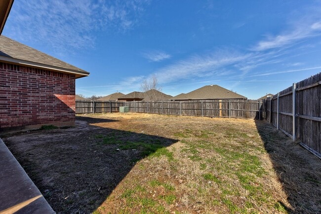 Building Photo - Spacious 3-Bedroom Home in Yukon – Modern ...