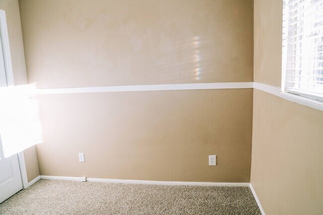 Building Photo - SMALL DOG FRIENDLY!!!  Meadow Street House