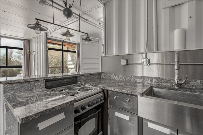 Building Photo - 1400 Sycamore Ave