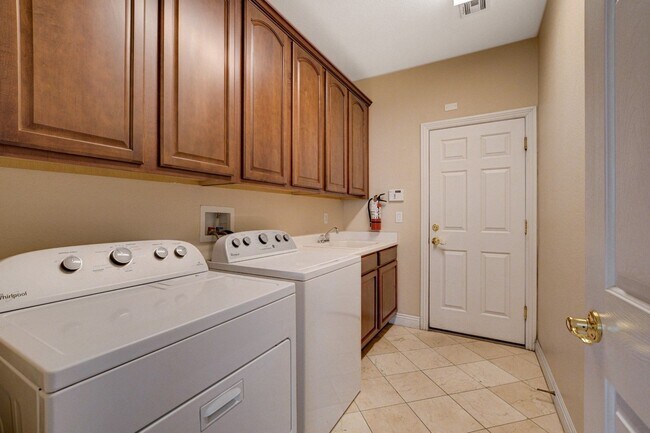 Building Photo - Spacious 5-Bedroom, 2 Story Pool Home in G...