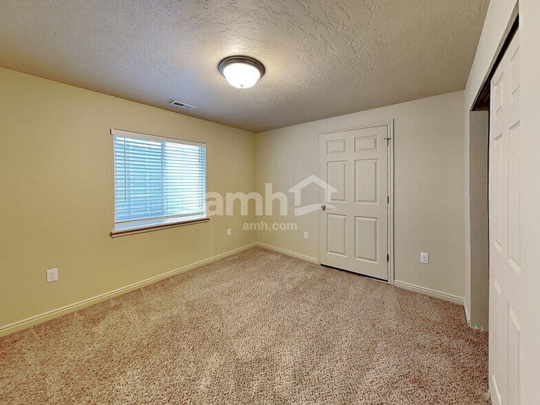 Building Photo - 10766 N Cypress