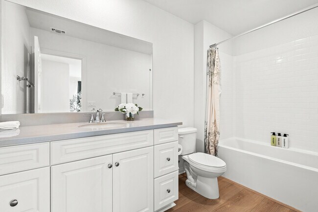 Building Photo - Fully Furnished with appliances Ontario Townhouse