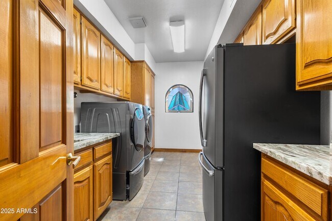 Building Photo - 322 E Gary Cir