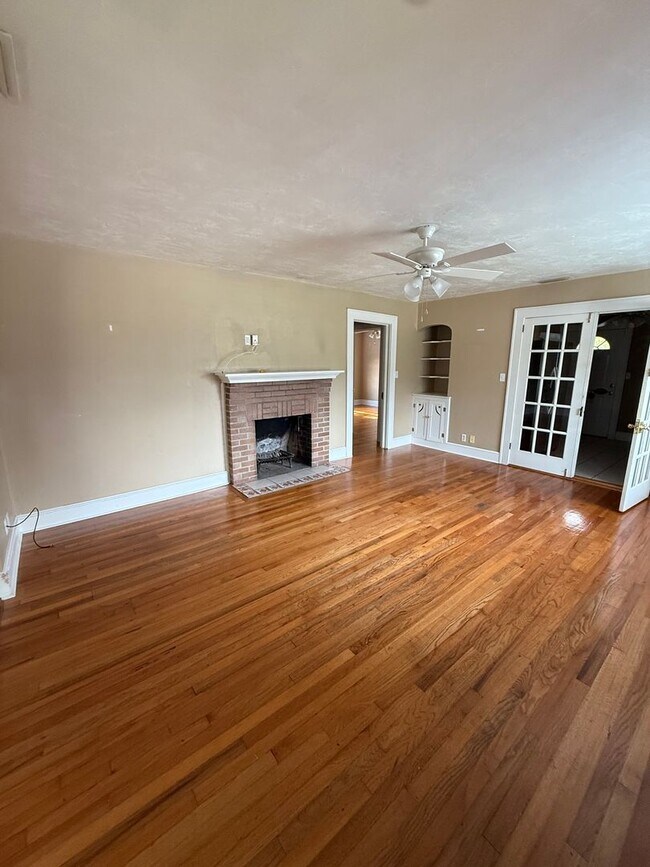 Building Photo - 4/3 House off of Bellevue! Available August 2026!