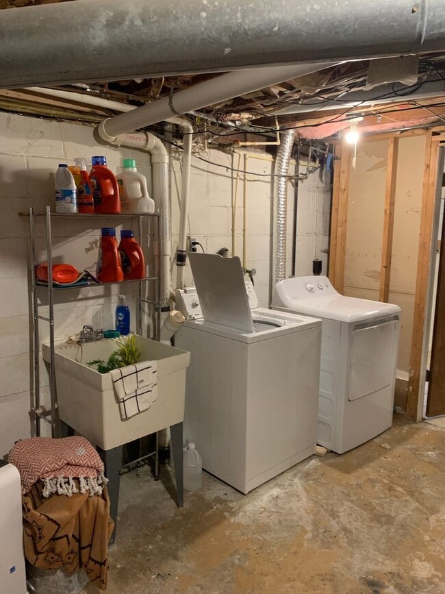 Building Photo - 3 bd/1.5 bath Charming Home just 4 blocks from IU Jacob's School of Music - Available August 2027!