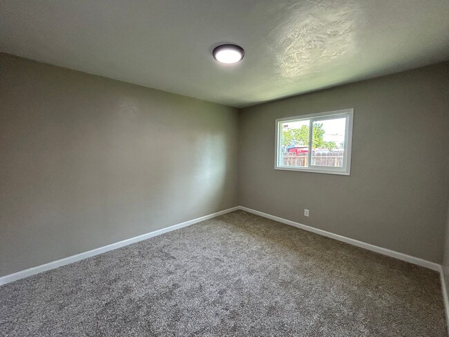 Building Photo - 1404 Grape Ave