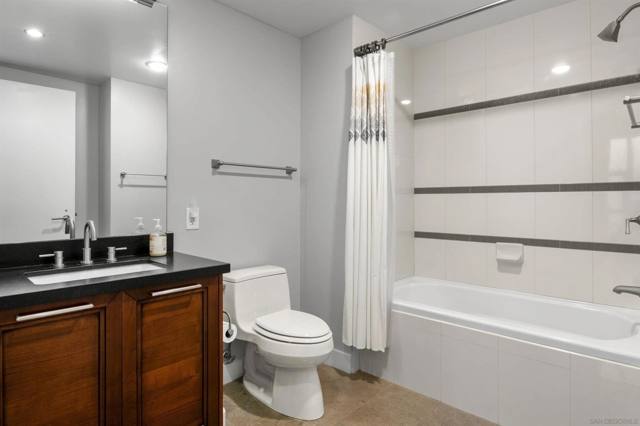 Guest Bath - 1325 Pacific Hwy