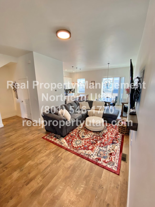 Building Photo - 3 Bed 3.5 Bath Layton Townhome Coming Soon!