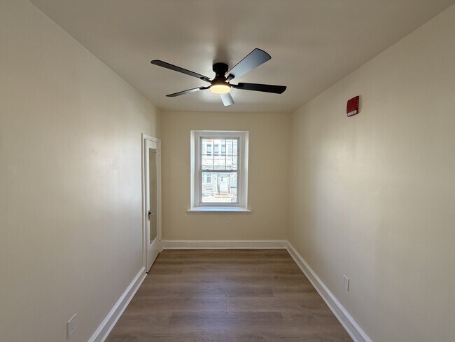Building Photo - 1651 W Grange Ave