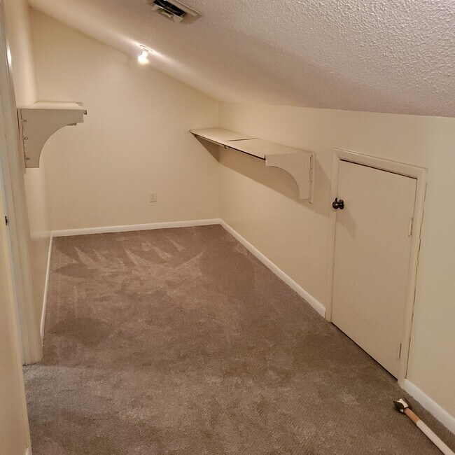 Building Photo - 102 Saint James Pl