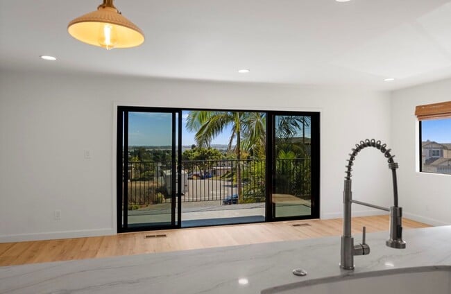 Building Photo - 3 Bed 2 Bath Townhouse For Rent in Pacific...