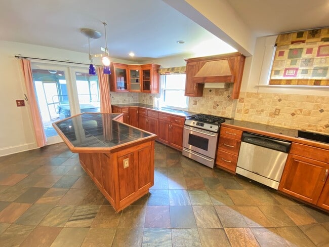 Building Photo - Short North - Victorian Village Single Family Brick House