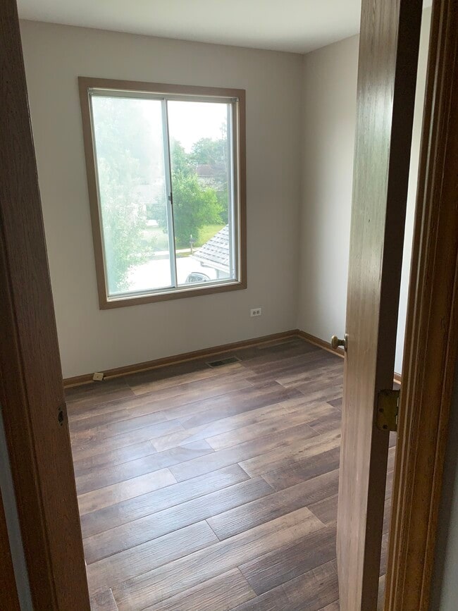 Building Photo - 735 Clearwood Ct