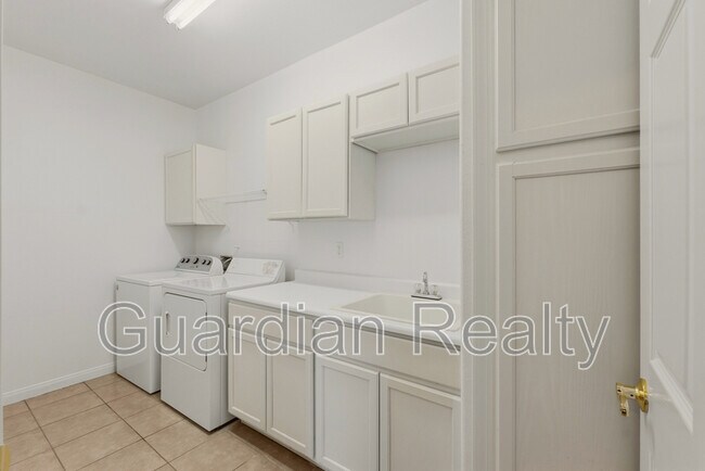 Building Photo - 2050 W Warm Springs Rd