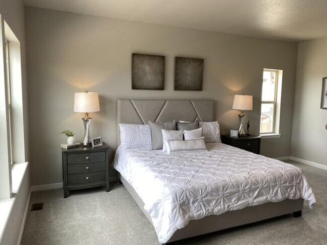 Building Photo - Flying Horse Luxury 4 Bed Townhouse with Mt. Views