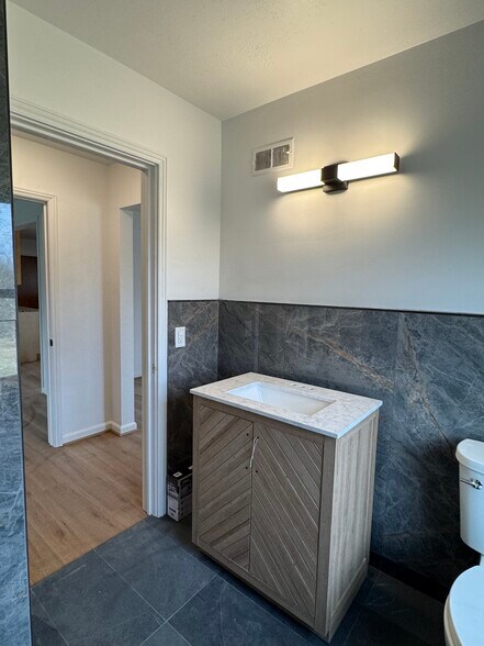 Marble/Ceramic Tiled Bath - 2237 Evergreen Rd