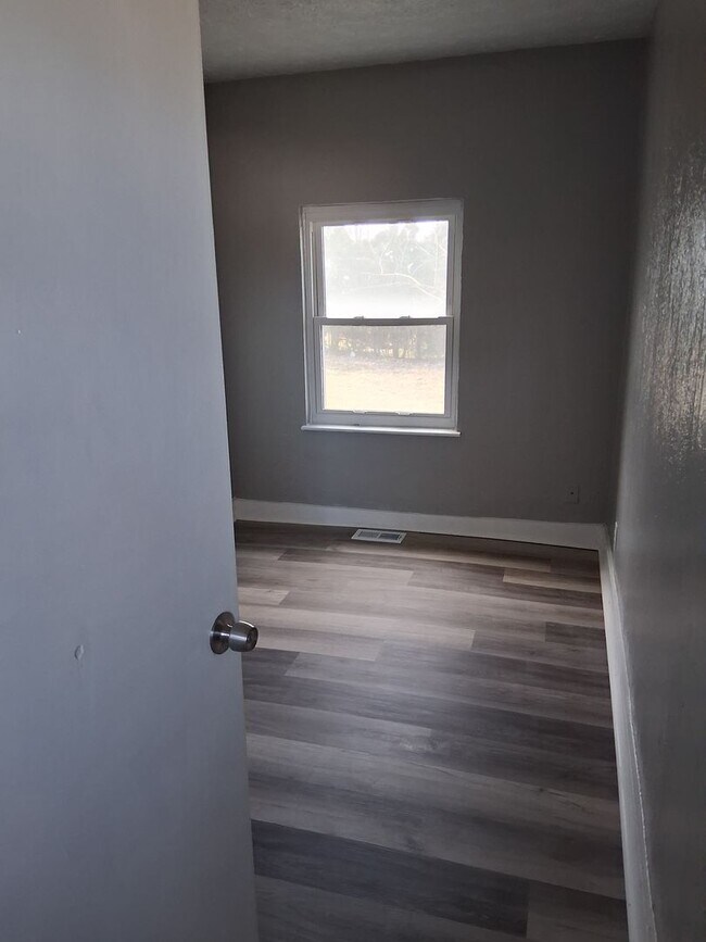 Building Photo - 2 bedroom 1 bath house for rent close to WPAFB, downtown Fairborn