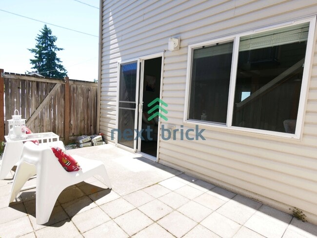 Building Photo - Quiet Townhouse 2 Beds 1.5 Bath Available for Rent!
