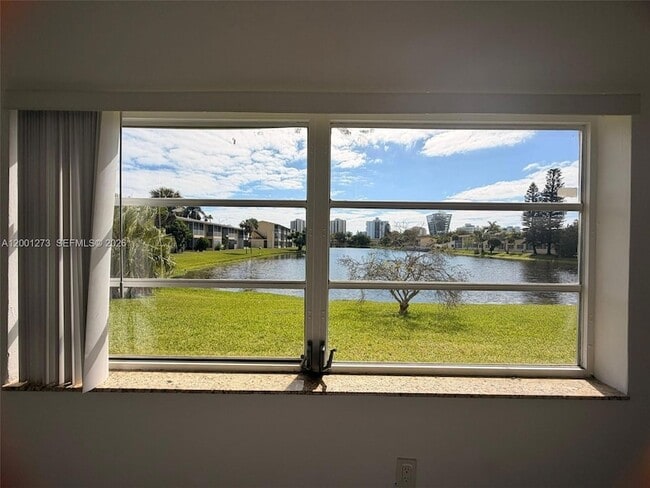 Building Photo - 20111 NE 27th Ct