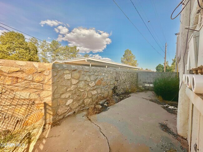 Building Photo - 421 Panahi Rd