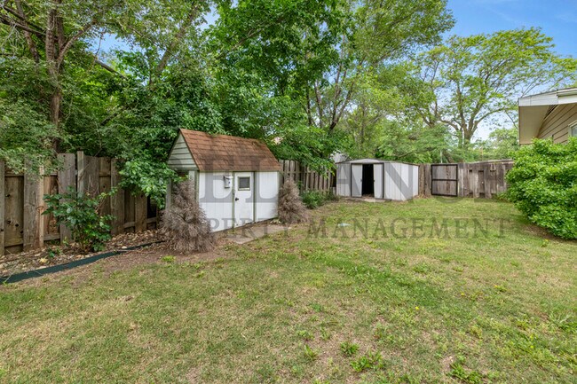 Building Photo - 614 N Brownthrush Ln
