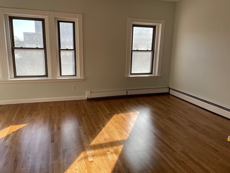 Building Photo - 1728 Beacon St