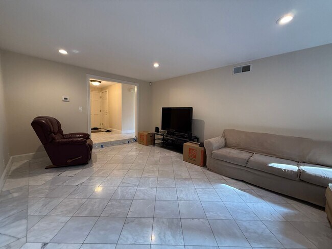 Building Photo - Spacious South San Jose Home with 3 Bedroo...