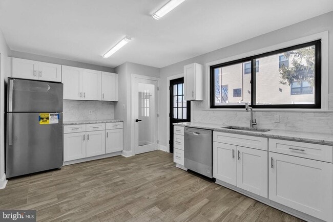 Building Photo - 382 Martin St