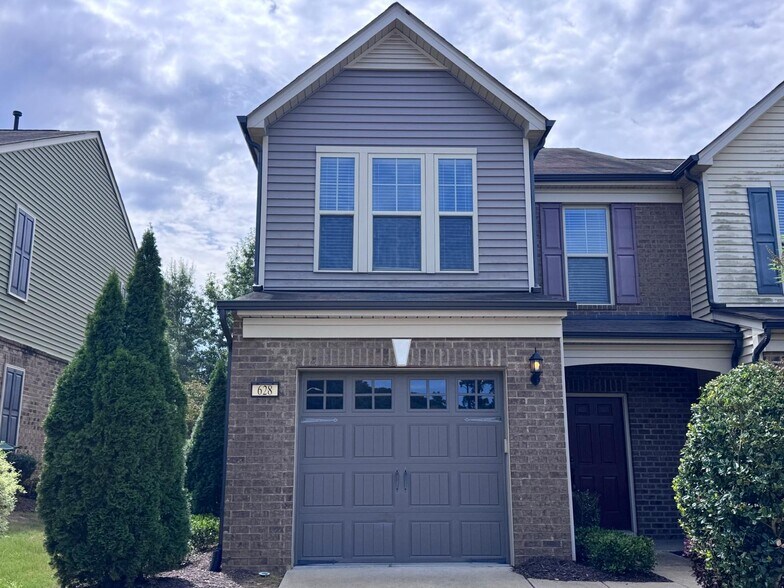 Building Photo - 628 Denhoff Dr