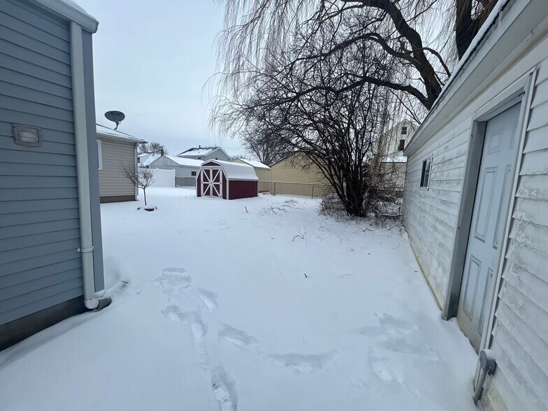 Building Photo - 195 Roland St