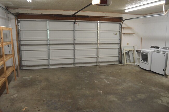 Building Photo - Beautiful Single Story Home With Great Roo...