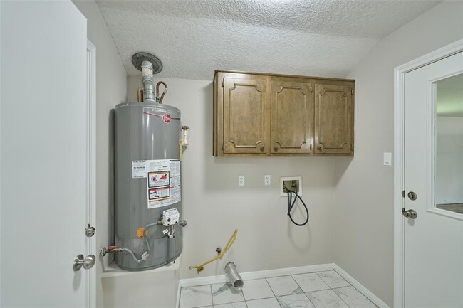 Building Photo - 26611 Oak Hill Dr