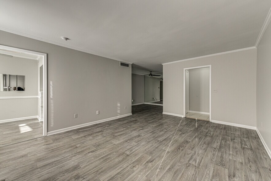 Building Photo - 1405 Huntingdon Chase