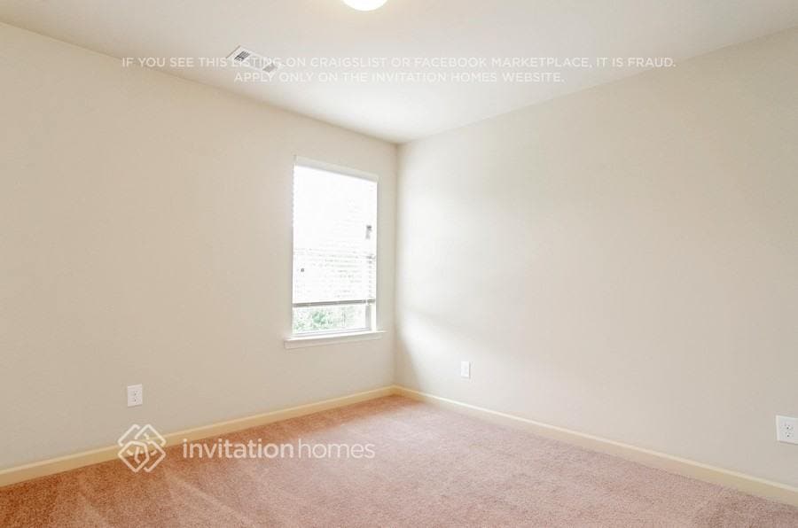 Building Photo - 3650 Brookhollow Dr