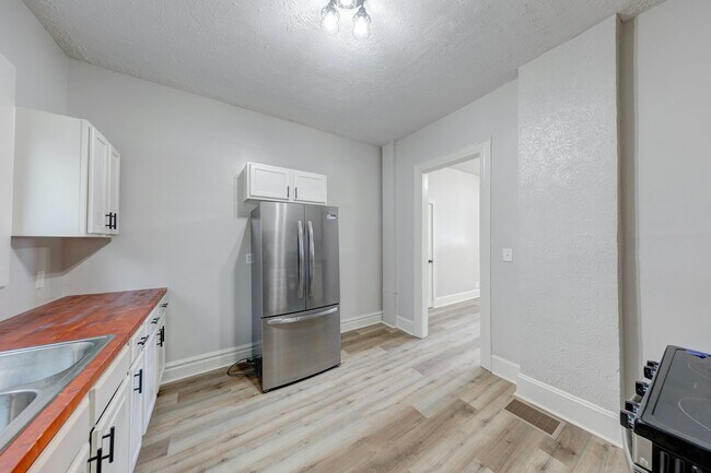 Building Photo - 1138 W 33rd St