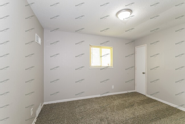 Building Photo - 10250 Valley Dr