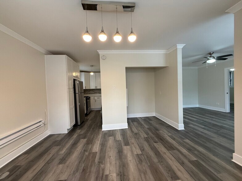 Building Photo - 3838 N Greenview Ave