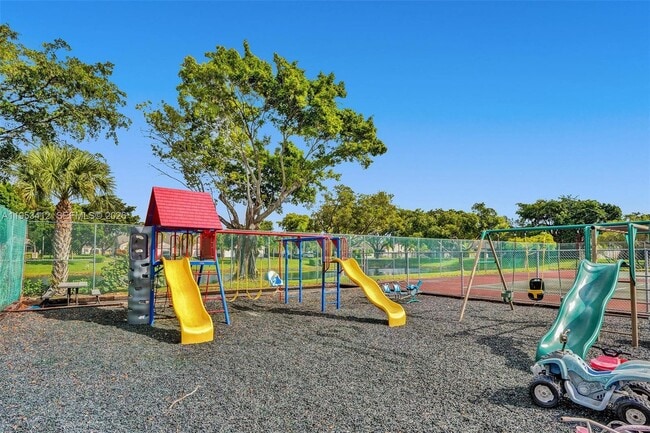 Building Photo - 4949 E Lakes Dr