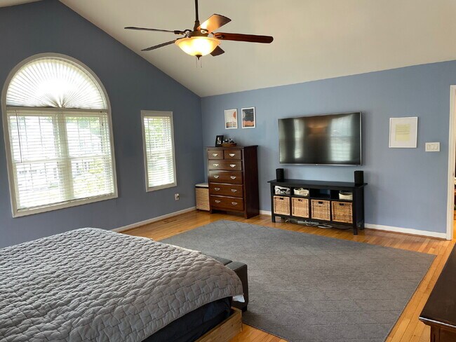 Building Photo - A Perfect Blend of Comfort and Convenience