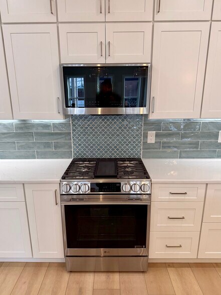 Building Photo - 906 Main St