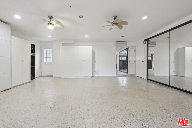 Building Photo - 5527 Columbus Ave