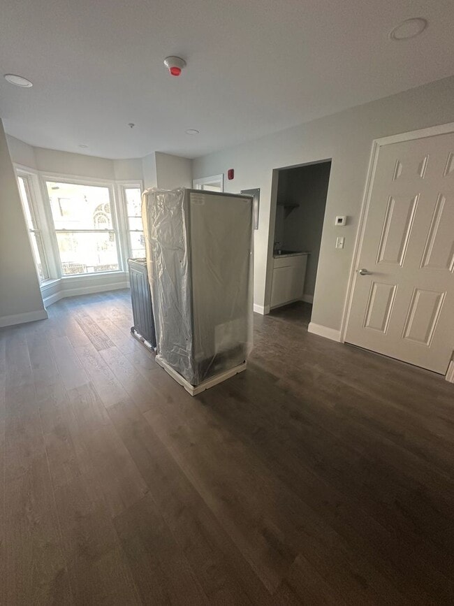 Building Photo - "610" on Congress St: New Studio Apt. 1BA $1500.00 Heat & H20 included available 3/15/26!