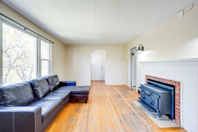 Building Photo - LEASE TAKEOVER - Perfect for Students!