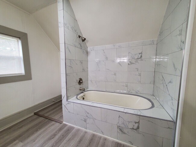 Building Photo - 1478 Johns St