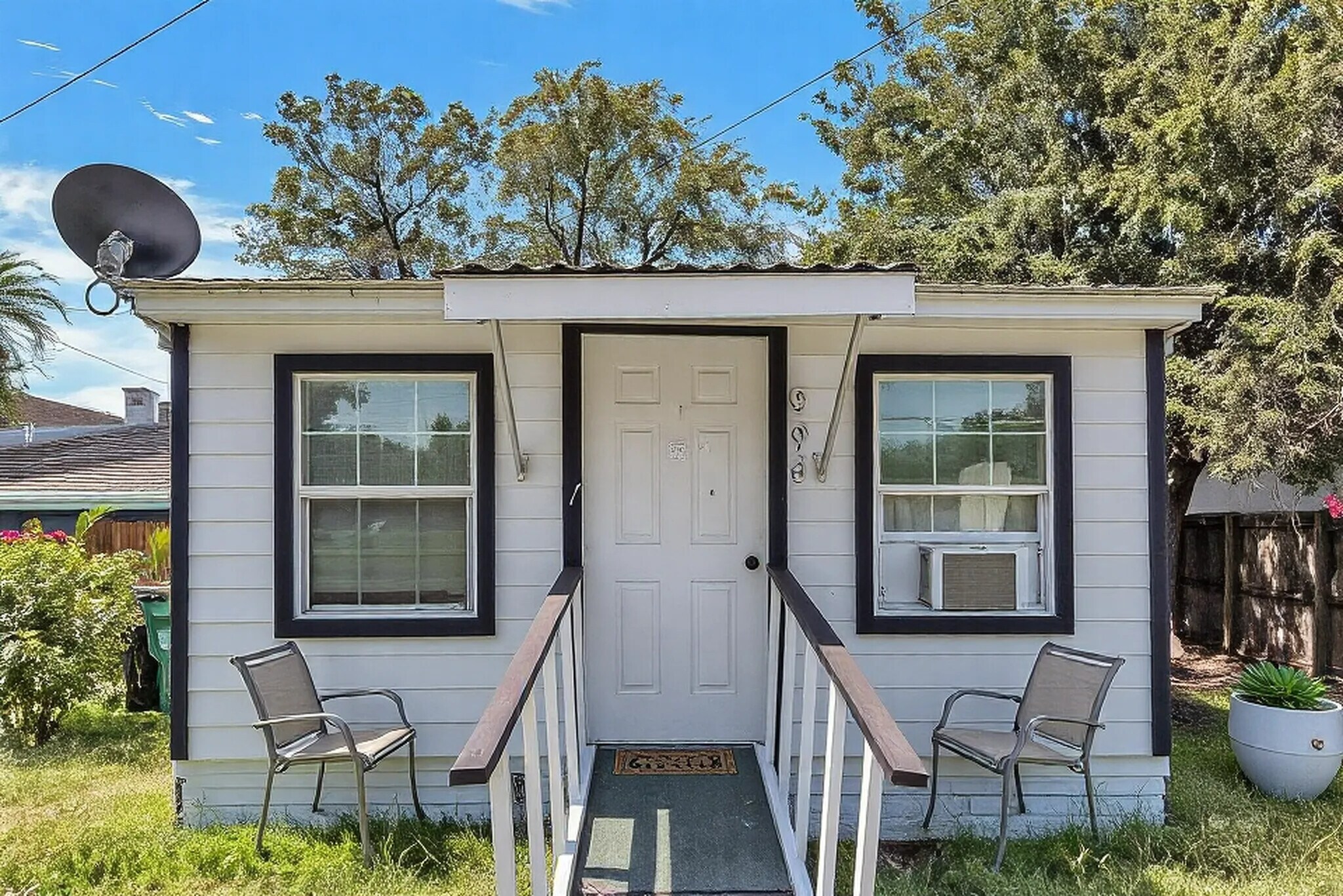 Building Photo - 206 S Elm St