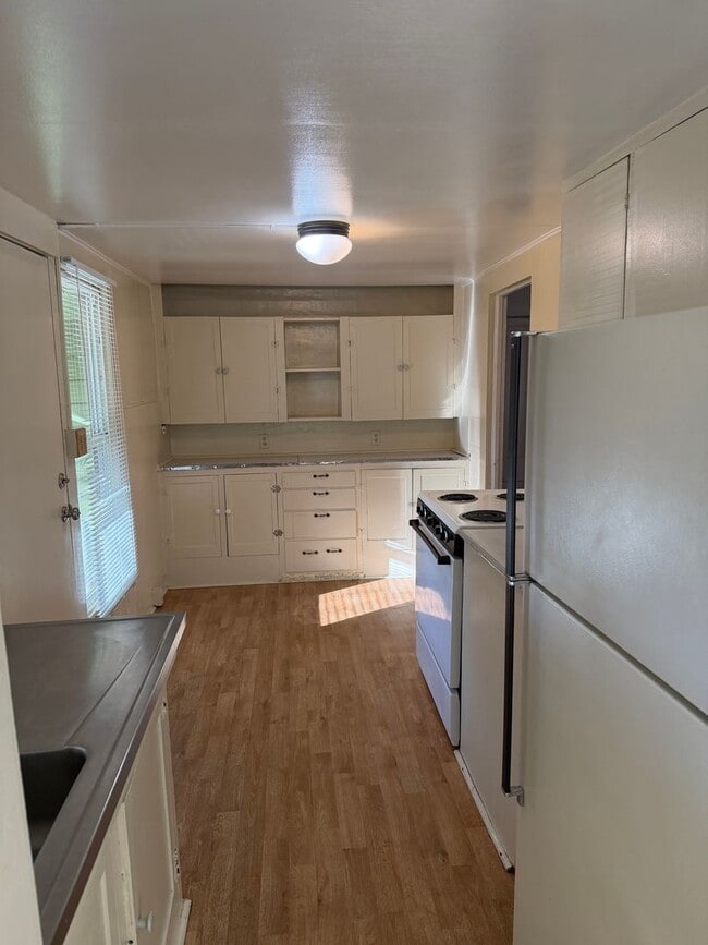 Building Photo - 2 bedroom 1 bathroom house - Close to Campus!