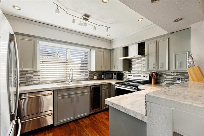 Building Photo - 727 Davis Rd